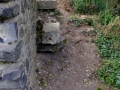 Reste einer Treppe in tiefer liegende Bereiche der Burg. Leider sind einige Stufensteine verloren gegangen. Die noch vorhandenen und die am rechten Bildrand "versteckte" Treppenwange sollen gesichert werden.