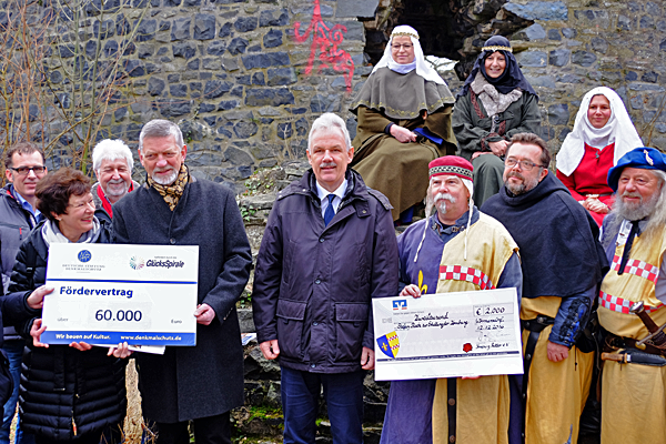 Foto der Scheckübergabe vor dem Bergfried